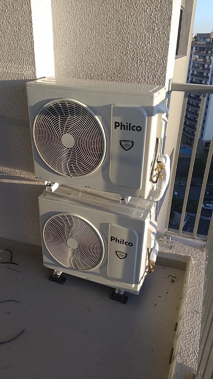 Técnico instalando ar condicionado cassete comercial - Alex Breeze Climate